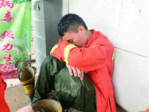 刚入职一个月的消防员刘佳恒靠在墙角睡着了
